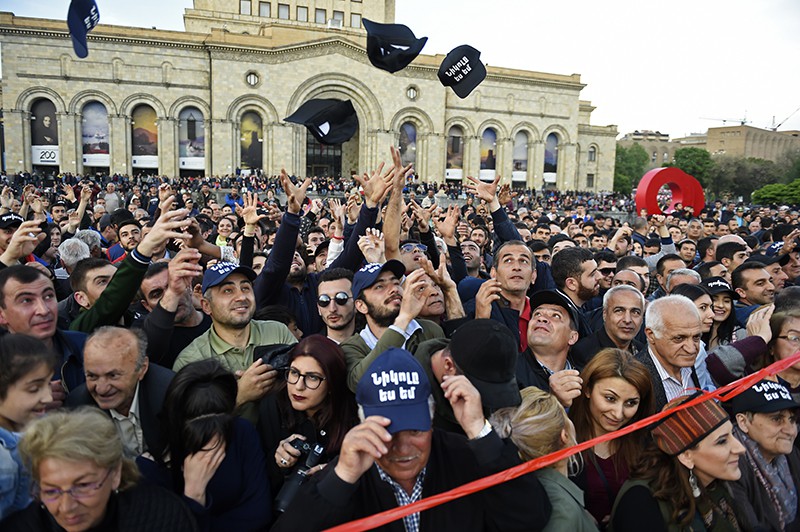 Участники митинга на площади Республики в Ереване