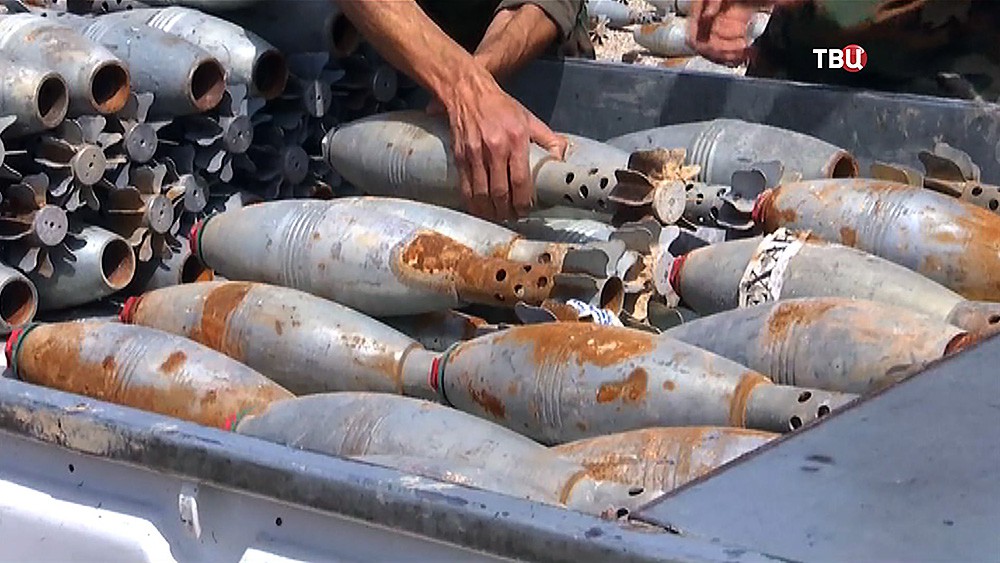 Сирийские саперы утилизируют обезвреженные снаряды