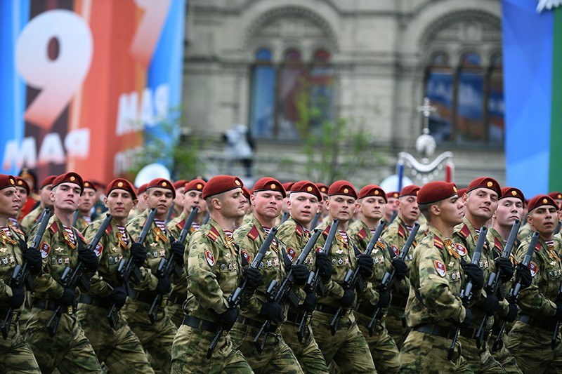 Военнослужащие парадных расчетов на генеральной репетиции военного парада на Красной площади