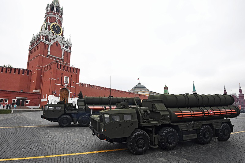 Транспортно-пусковые установки зенитного ракетного комплекса С-400 "Триумф" на генеральной репетиции военного парада на Красной площади