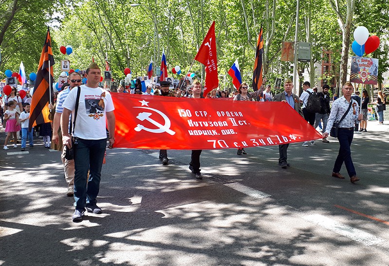 Участники акции "Бессмертный полк" в Мадриде