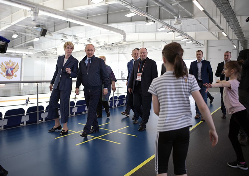 Владимир Путин во время посещения нового детского хоккейного тренировочного центра образовательного центра "Сириус" в Сочи