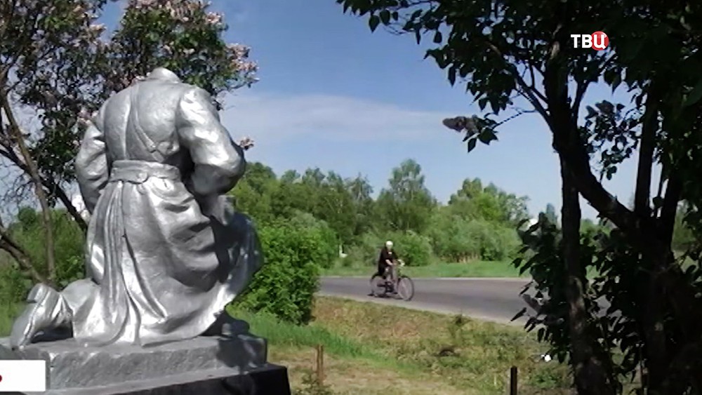 Вандалы повредили памятник Неизвестному солдату на Украине