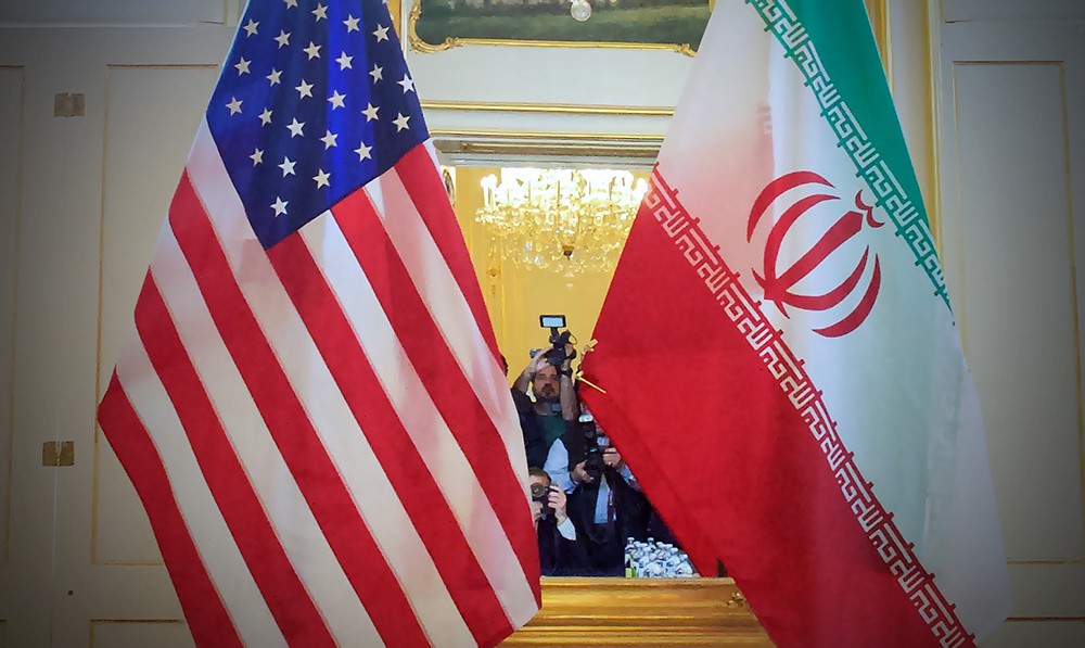 Флаги США и Ирана 