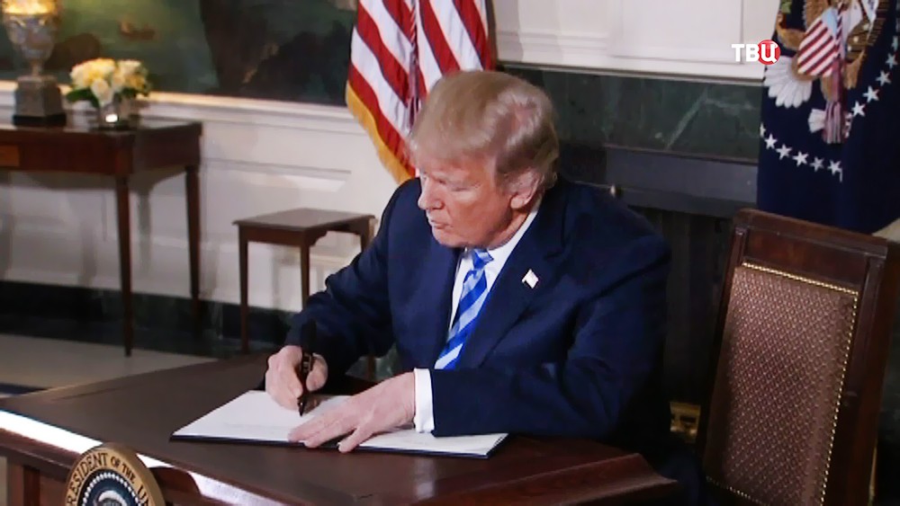 Президент США Дональд Трамп подписывает документ