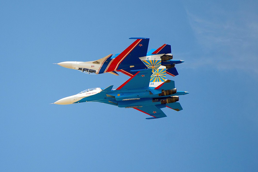 Самолеты пилотажной группы "Русские витязи"