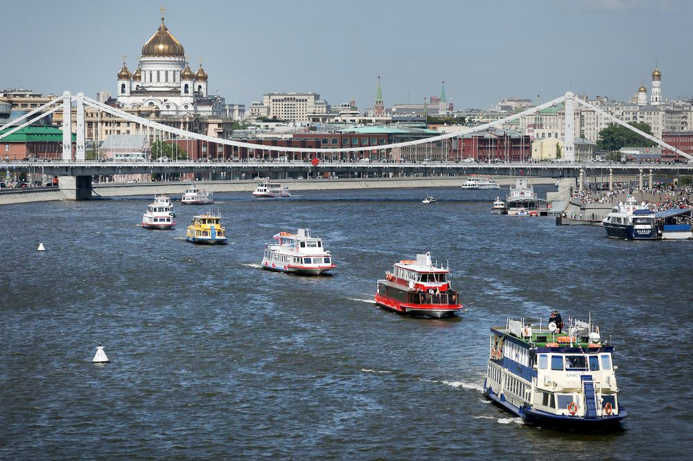 Парад судов на Москве-реке во время праздника "Навигация"
