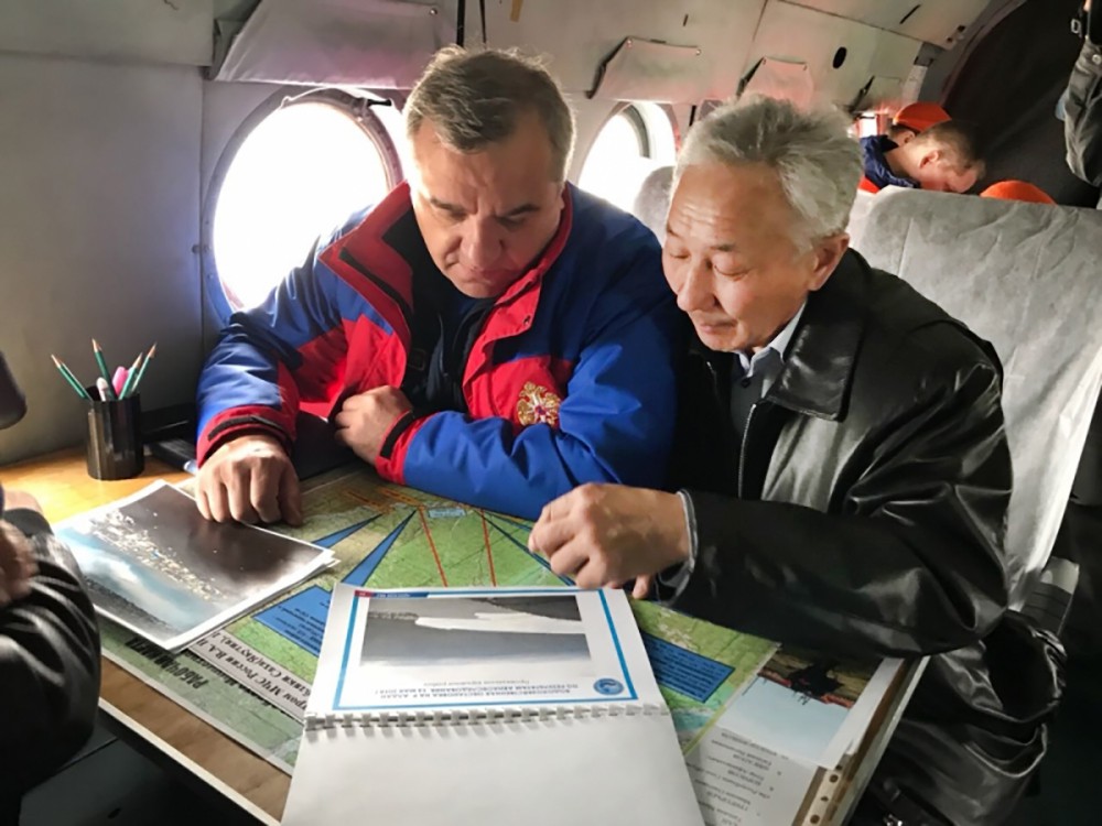 Владимир Пучков осматривает зону паводков в Якутске