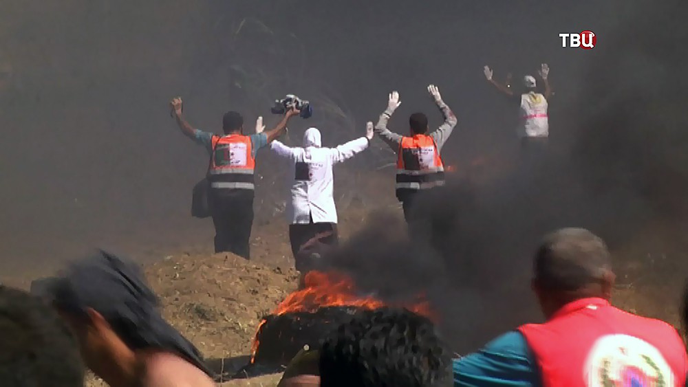 Врачи эвакуируют пострадавших во время протестов в Палестине