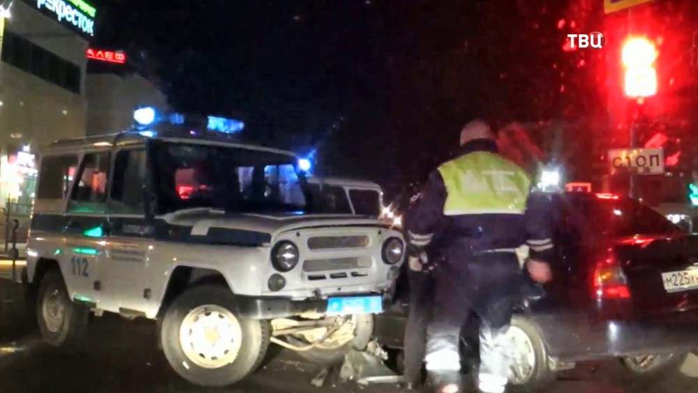 Пьяный водитель протаранил машину полиции