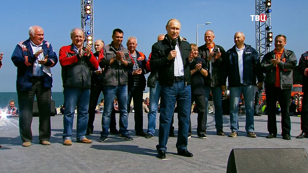 Владимир Путин выступает перед строителями Крымского моста