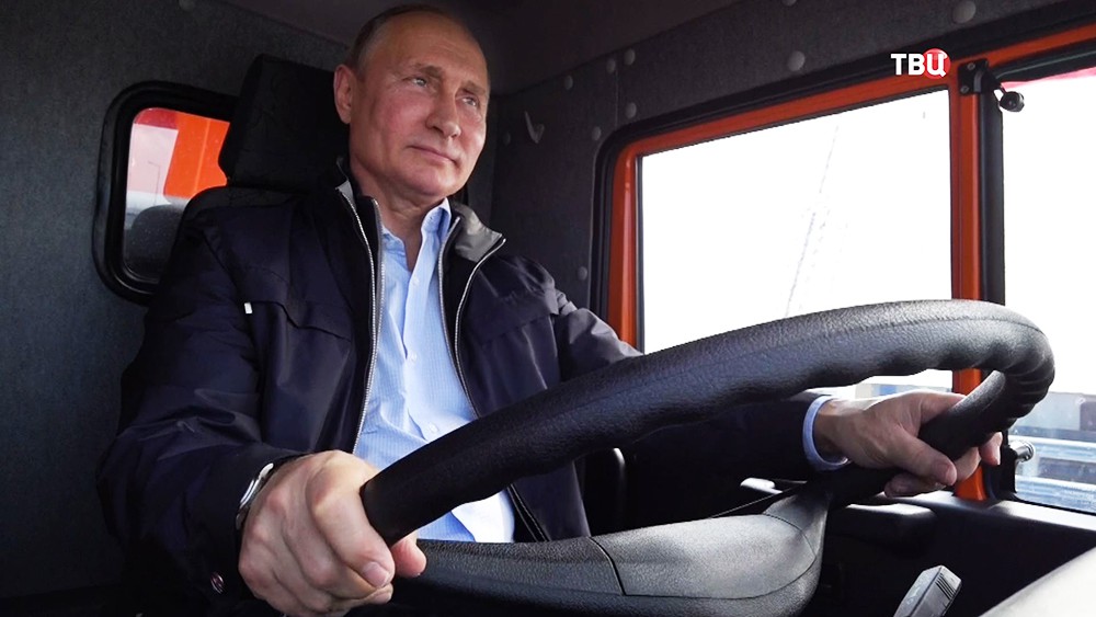 Владимир Путин за рулем "КамАЗа" открыл автомобильную часть Крымского моста