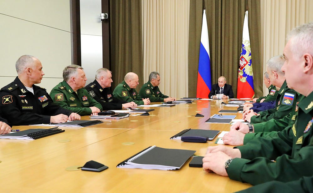 Владимир Путин на совещании с руководством Министерства обороны