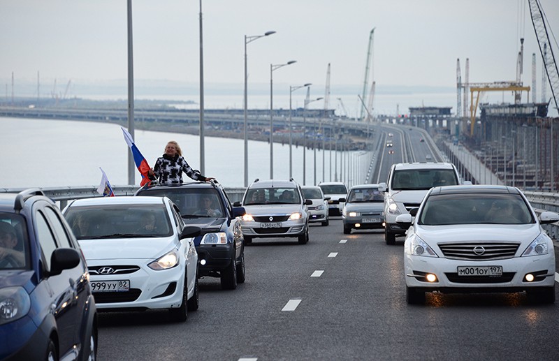 Автомобильное движение по автодорожной части Крымского моста