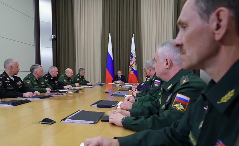 Владимир Путин проводит совещание с руководством министерства обороны Российской Федерации