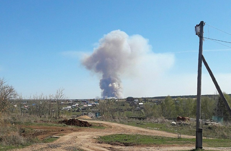 Пожар на территории бывшего военного арсенала в поселке Пугачево в Удмуртии