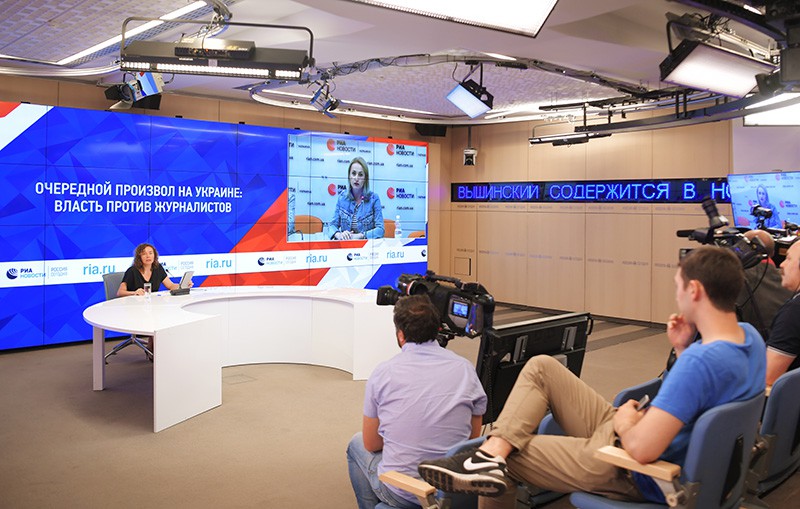 Супруга журналиста Кирилла Вышинского Ирина Вышинская во время пресс-конференции