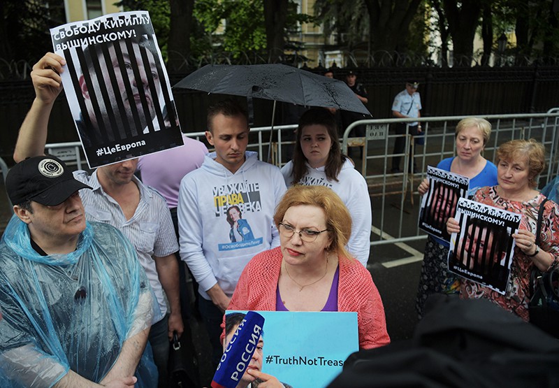 Акция у здания посольства Украины в Москве в поддержку журналиста Кирилла Вышинского 