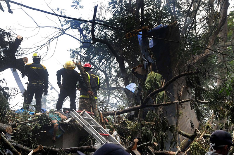 Спасатели на месте крушения самолета Boeing 737 на Кубе 