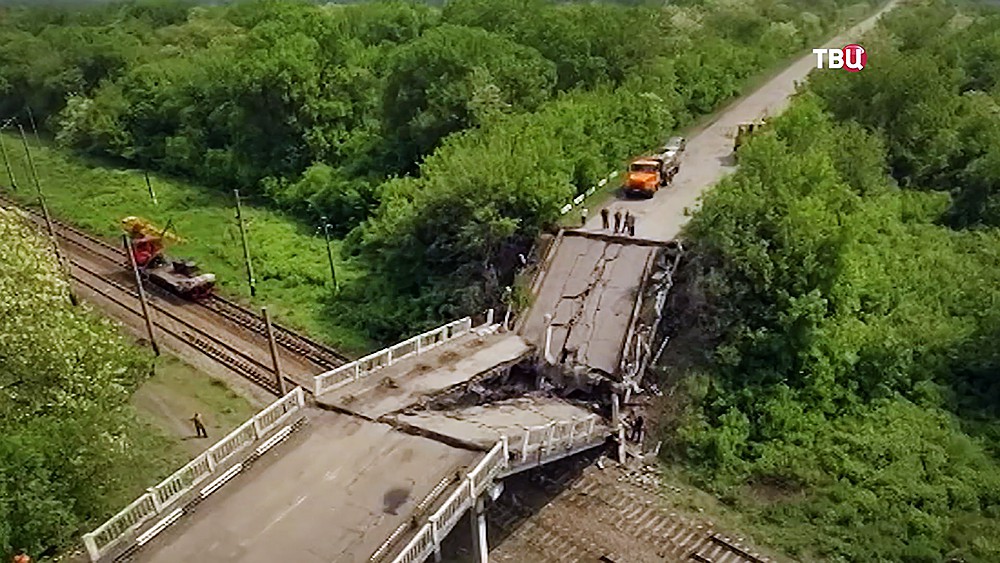 Последствия подрыва моста в Донбассе