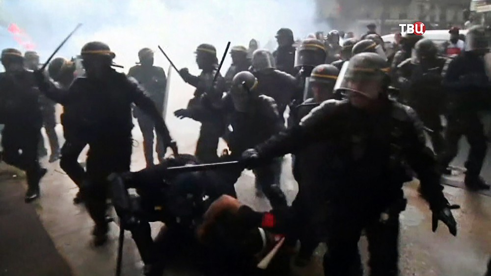 Полиция Франции разгоняет протестующих