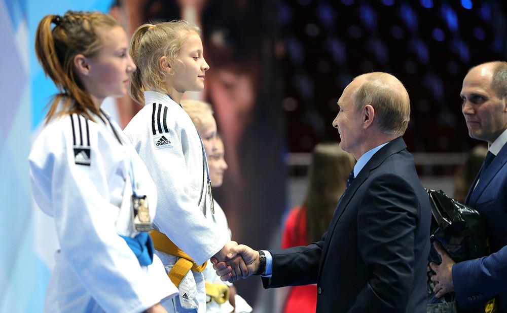 Владимир Путин награждает победителей юношеского турнира по дзюдо