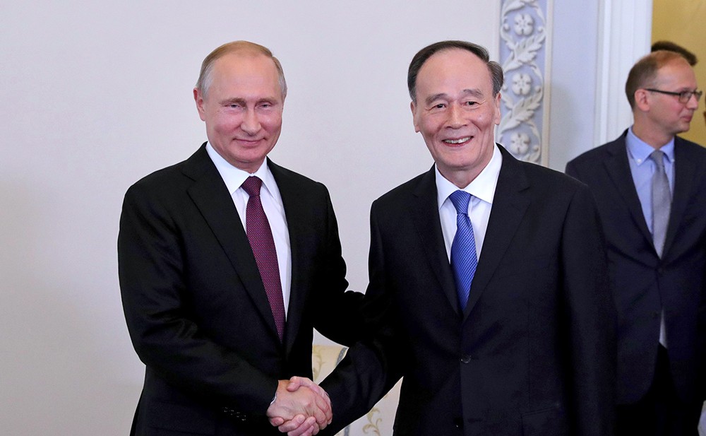 Президент России Владимир Путин и зампредседателя КНР Ван Цишань