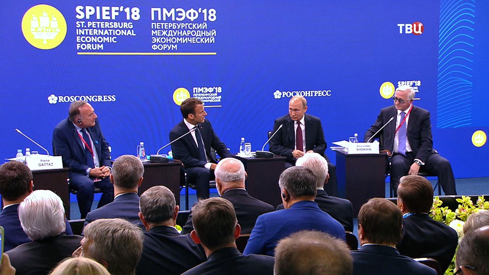 Владимир Путин и Эммануэль Макрон на Международном экономическом форуме в Санкт-Петербурге