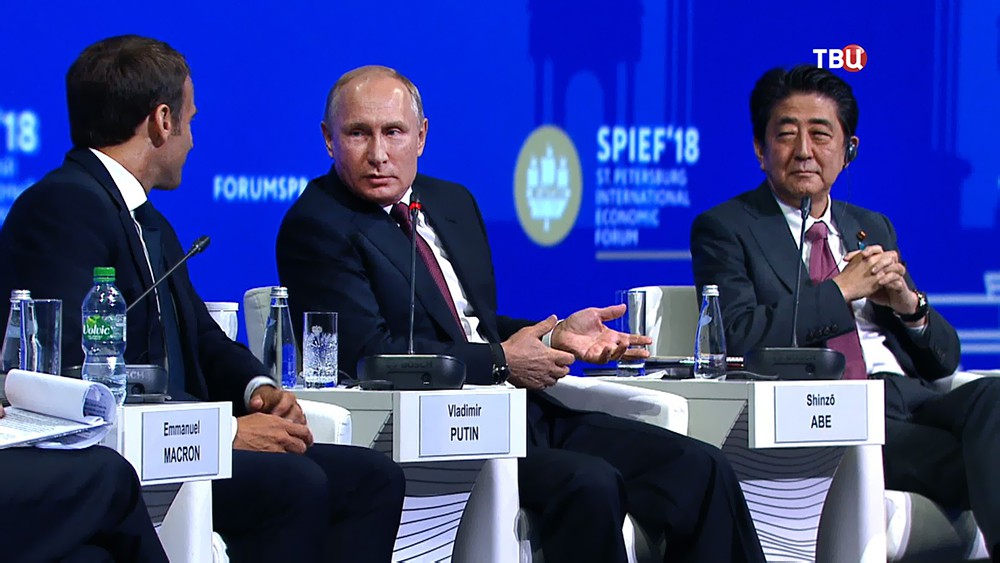 Владимир Путин, Эммануэль Макрон и Синдзо Абэ на Международном экономическом форуме в Санкт-Петербурге