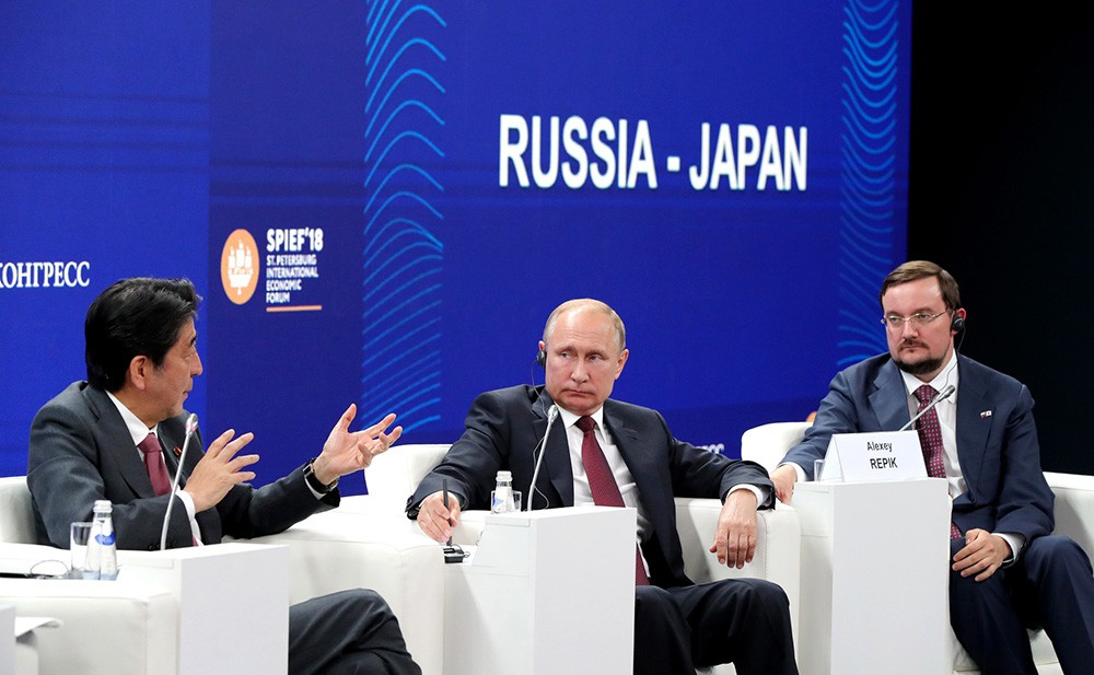 Владимир Путин и премьер-министр Японии Синдзо Абэ приняли участие в панельной дискуссии "Бизнес-диалог Россия – Япония"