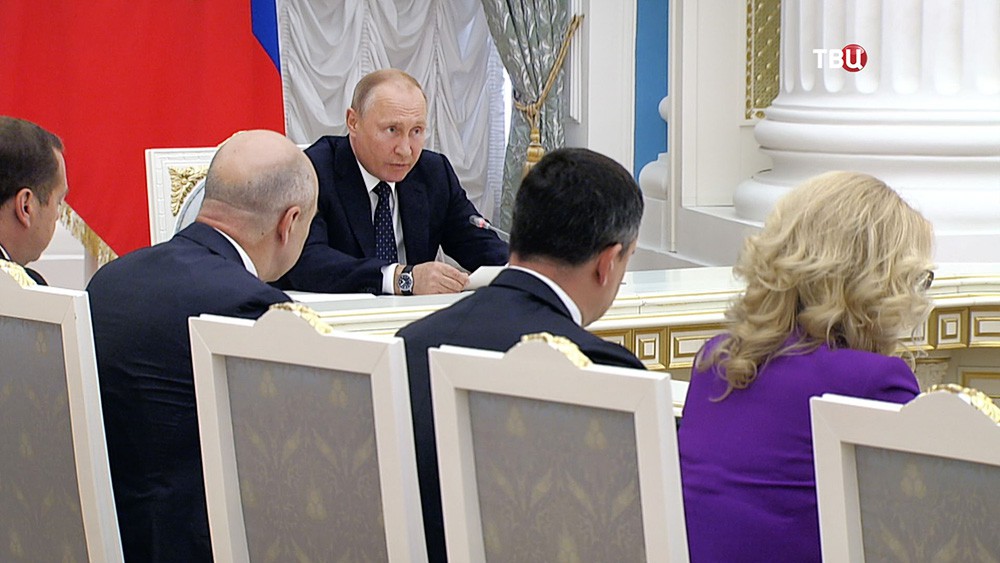 Владимир Путин на совещании с правительством в Кремле