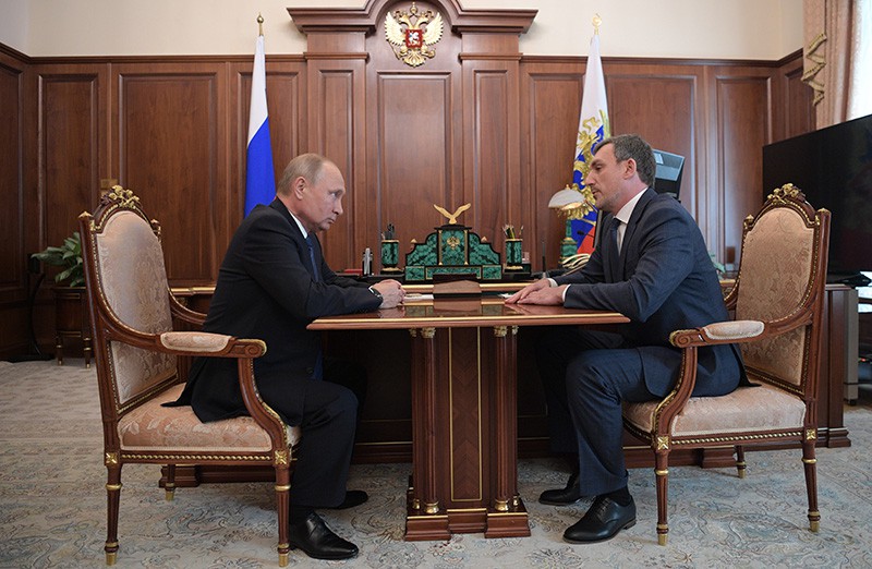 Владимир Путин и временно исполняющий обязанности губернатора Амурской области Василий Орлов
