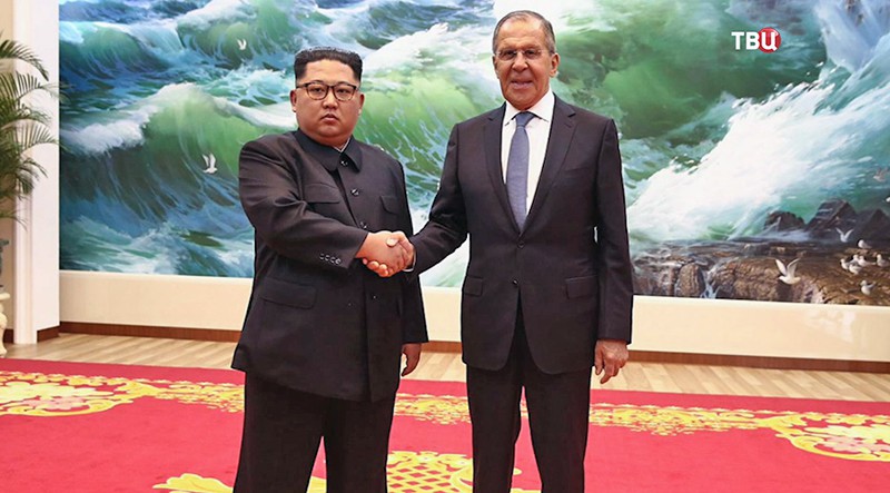 Министр иностранных дел РФ Сергей Лавров и глава КНДР Ким Чен Ын на встрече в Пхеньяне