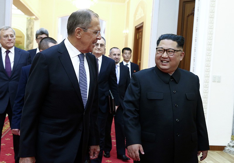 Глава МИД России Сергей Лавров и глава КНДР Ким Чен Ын на встрече в Пхеньяне