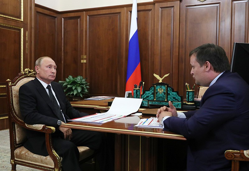 Владимир Путин и губернатор Новгородской области Андрей Никитин во время встречи