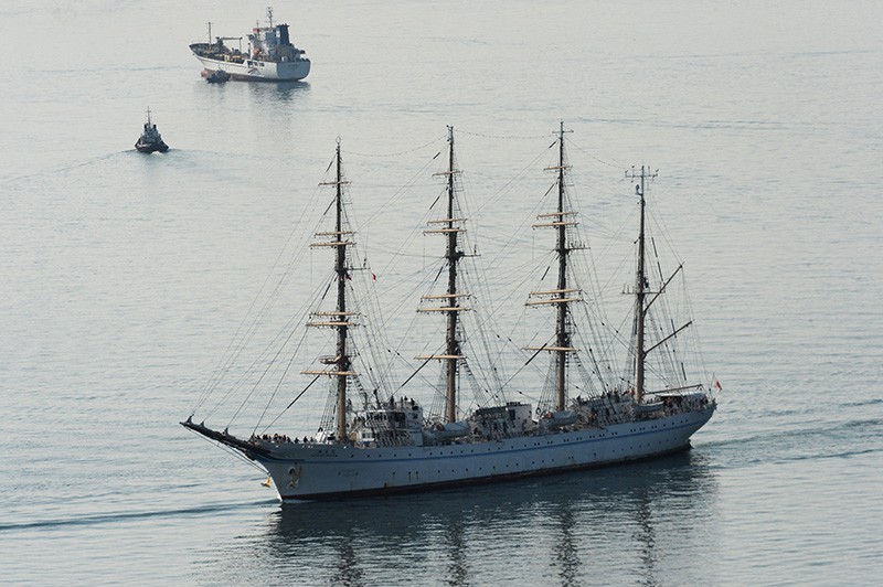Японский парусник "Kaiwo Maru" заходит в бухту Золотой Рог во Владивостоке