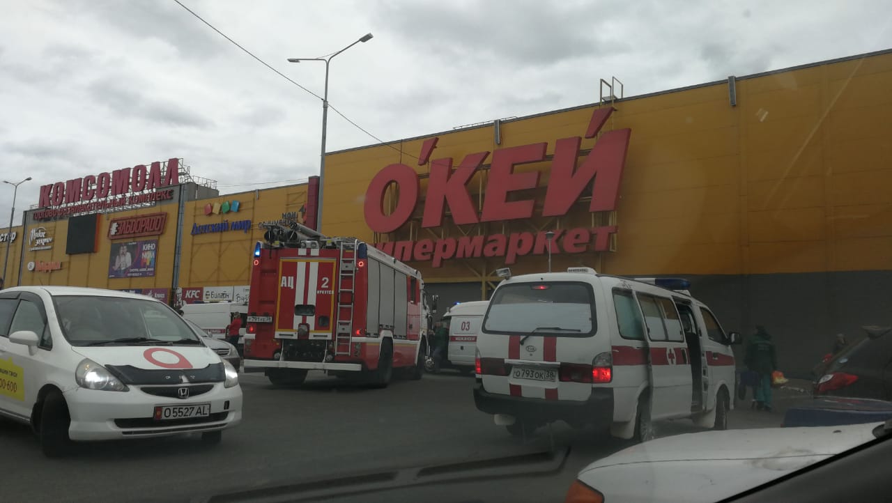 Пожарные и скорая помощь на месте происшествия в Иркутске