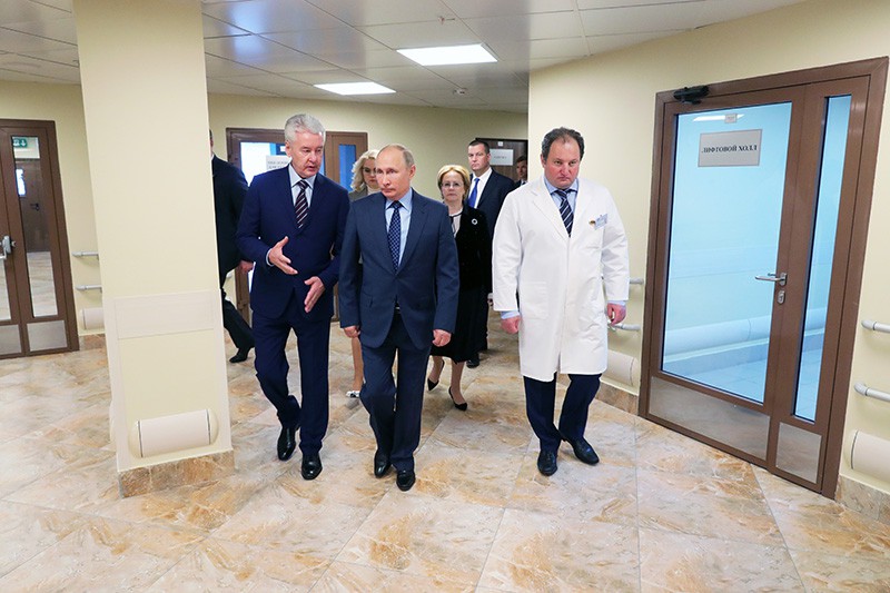 Владимир Путин и Сергей Собянин во время посещения Морозовской детской больницы