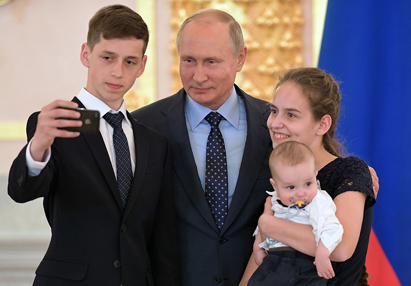 Владимир Путин и члены многодетной семьи Шутылевых из Хакасии на церемонии вручения в Кремле ордена "Родительская слава"