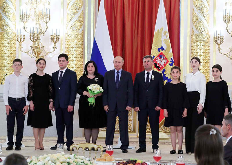 Владимир Путин на церемонии вручения в Кремле ордена "Родительская слава"