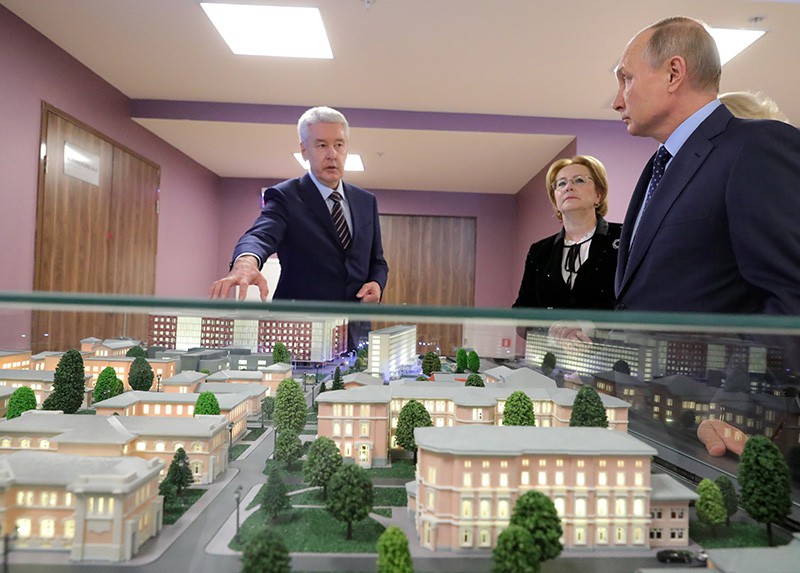 Владимир Путин во время посещения Морозовской больницы 