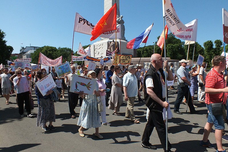 Митинг в защиту русских школ в Латвии 