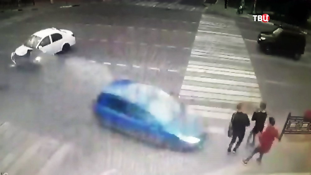 Автомобиль сбивает людей на тротуаре