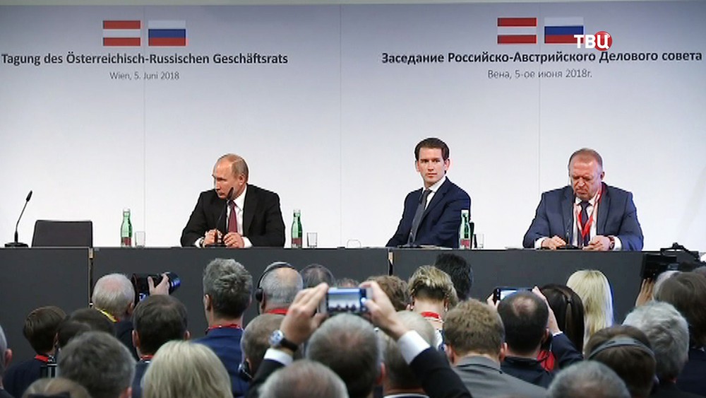 Владимир Путин и Канцлер Себастьян Курц на заседании российско-австрийского делового совета