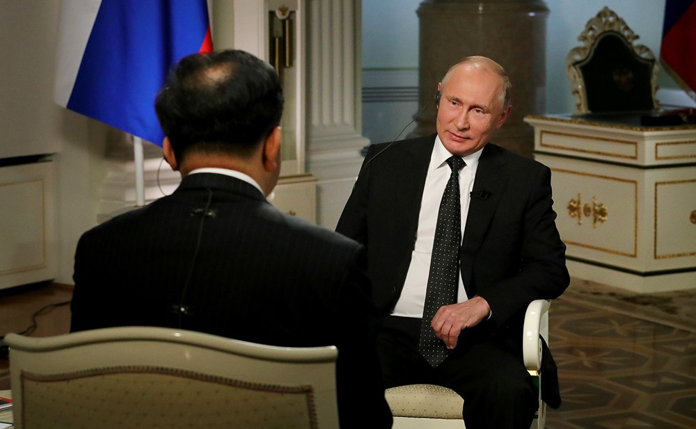 Президент России Владимир Путин и председатель Медиакорпорации Китая Шэнь Хайсюн во время интервью