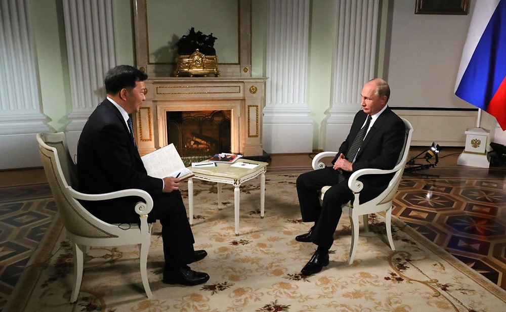 Президент России Владимир Путин и председатель Медиакорпорации Китая Шэнь Хайсюн во время интервью