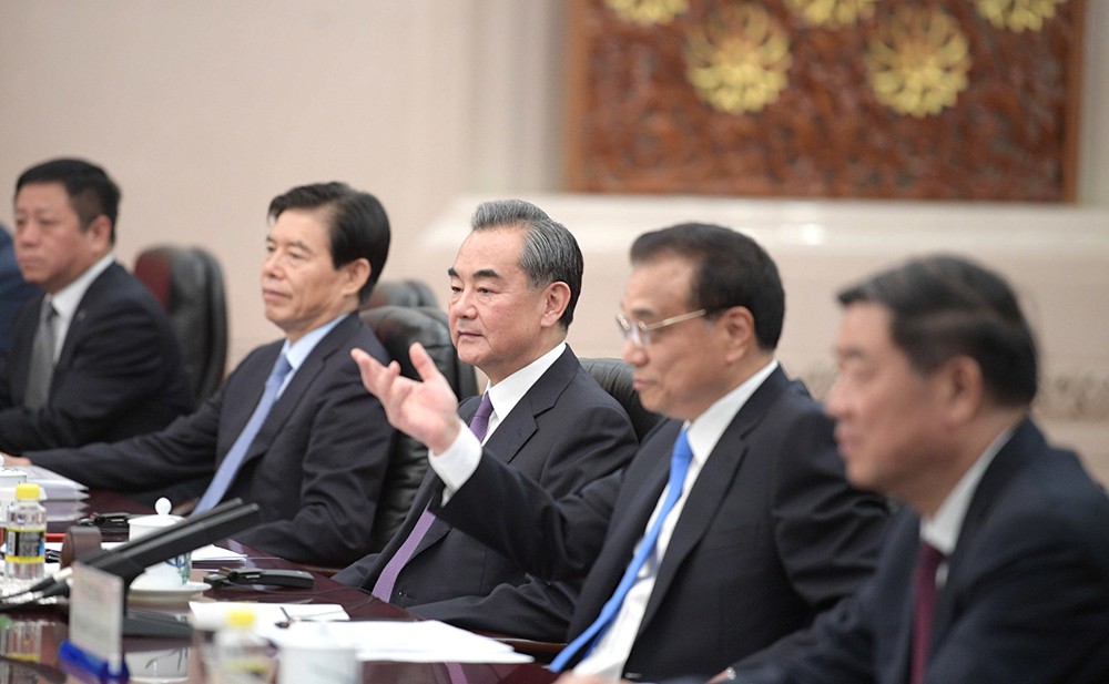 Глава МИД Китая Ван И и премьер Госсовета Китая Ли Кэцян