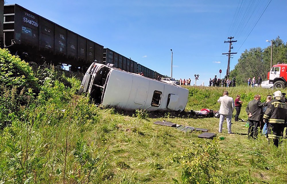 Последствия ДТП с участием автобуса и грузового поезда под Орлом