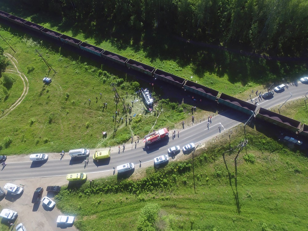 Последствия ДТП с участием автобуса и грузового поезда под Орлом