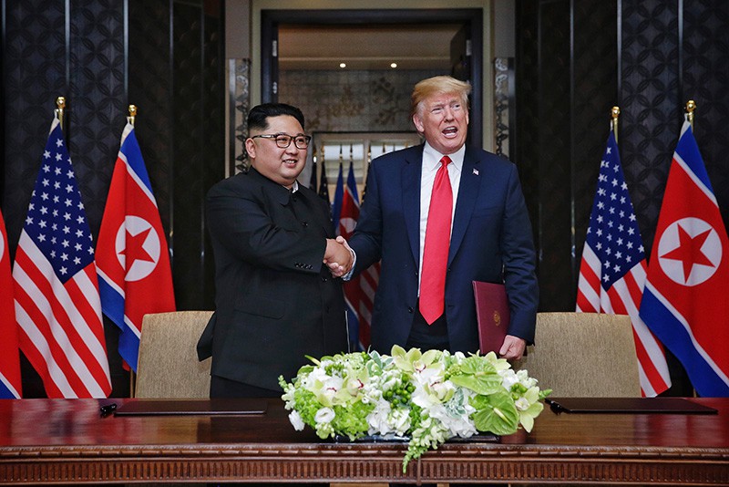 Ким Чен Ын и Дональд Трамп во время встречи 